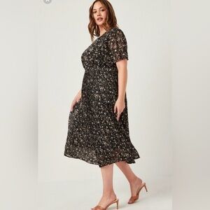 Plus Floral Pleated Midi Dress in Black